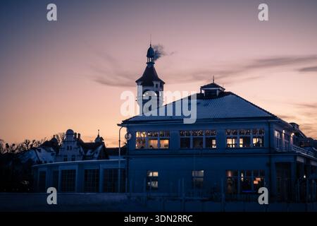 Une scène hivernale atmosphérique mettant en vedette l'historique Grand Hôtel de Sopot, en Pologne, silhouette sur un ciel crépusculaire doux. Banque D'Images