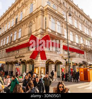 Arc de Noël rouge sur le bâtiment Popp & Kretschmer sur Kärntner Straße, Vienne, Autriche. Banque D'Images