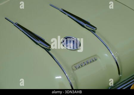 Vauxhall Victor Bonnet avec badges et logo Banque D'Images