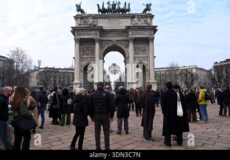Milan, Italie. 08th Feb, 2026. Milan, la flamme olympique à l'Arc de la paix crédit : Agence photo indépendante/Alamy Live News Banque D'Images