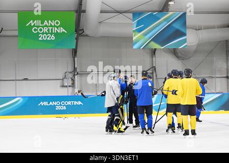 Milan, Italie. 08th Feb, 2026. MILAN, ITALIE 20260208Troes couronnes s'entraînent pour la première fois dans la salle d'entraînement de la Santagiulia Arena pendant les Jeux Olympiques de Milan. *** L'image est incluse dans le FORFAIT SPORT. Pour les autres PAIEMENT IMAGE ** photo : Jessica Gow/TT/Code 10070 ce texte est traduit automatiquement crédit : TT News Agency/Alamy Live News Banque D'Images