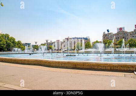 Unirii Square belles fontaines d'eau dans une journée ensoleillée. Banque D'Images