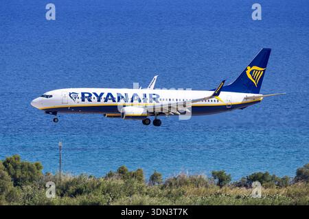 Rhodes, Grèce - 2 juin 2025 : Ryanair Boeing 737-800 à l'aéroport de Rhodes en Grèce. Banque D'Images