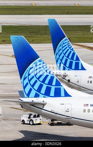 Fort Lauderdale, États-Unis - 5 novembre 2025 : queues d'avion United Airlines à l'aéroport de Fort Lauderdale aux États-Unis. Banque D'Images