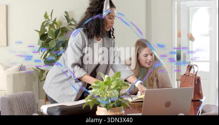 Blazer gris de femme penchée pointant vers des notes sur le bureau à la maison, chandail beige collègue tapant sur ordinateur portable Banque D'Images