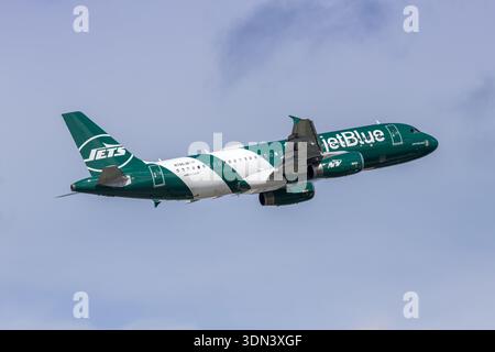 Fort Lauderdale, États-Unis - 5 novembre 2025 : Airbus A320 de JetBlue Airways avec livrée spéciale de football New York jets NFL à Fort Lauderd Banque D'Images