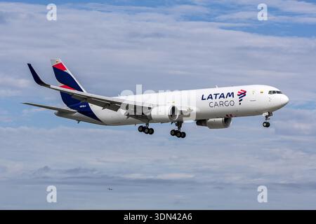 Miami, États-Unis - 6 novembre 2025 : LATAM Cargo Boeing 767-300ER(BCF) à l'aéroport de Miami aux États-Unis. Banque D'Images