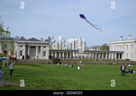 Greenwich Park avec vue sur les gratte-ciel de Canary Wharf, Londres Banque D'Images