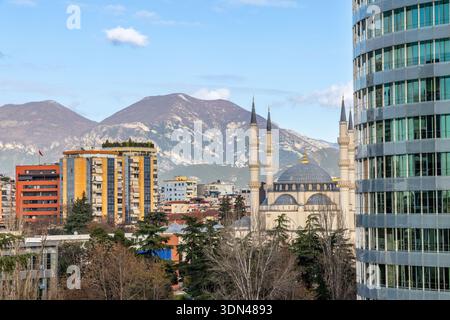 Vue panoramique du centre-ville avec la Grande Mosquée de Namazgah, bâtiments résidentiels et montagnes sous ciel bleu, Tirana, Albanie Banque D'Images