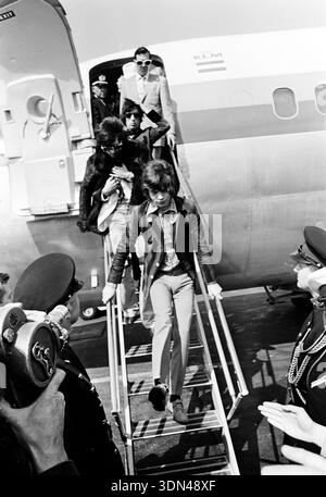 Le groupe de rock anglais The Rolling Stones débarque d'un avion KLM à l'aéroport de Schiphol aux pays-Bas en 1967. Mick Jagger mène les marches, suivi par Keith Richards et Bill Wyman, marquant leur arrivée pour un concert ou une tournée. Banque D'Images