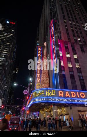 Radio City Music Hall illuminé la nuit Banque D'Images