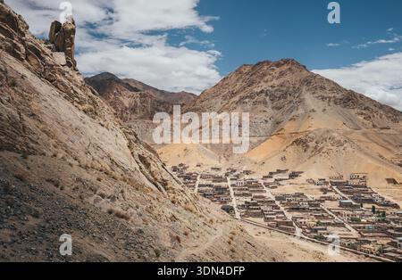 Vue panoramique en haut angle de la ville de Leh nichée dans la vallée accidentée de la montagne de l'Himalaya sous le ciel bleu avec des nuages blancs dans la région du Ladakh, dans le nord de l'Inde durin Banque D'Images