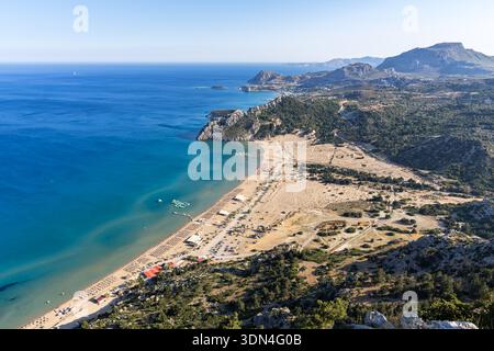 Vue de la plage de Tsambika d'en haut vacances à la mer Égée île de Rhodes, Grèce Banque D'Images