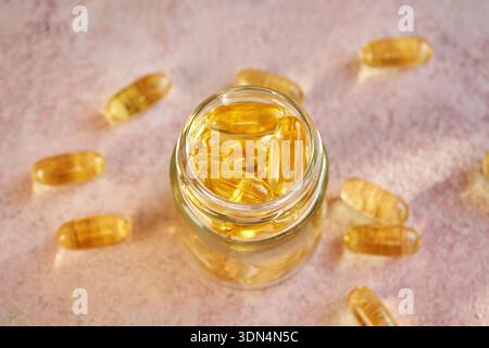 Gélules d'huile de poisson oméga 3 dans un bocal en verre. Supplément nutritionnel sain. Banque D'Images