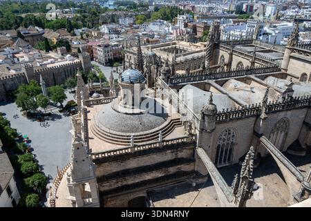 Vue aérienne des toits de la cathédrale de Séville et du centre-ville historique, montrant les dômes, les tours et le paysage urbain. Banque D'Images