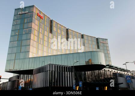 Le bâtiment moderne de l'hôtel Hilton à Tallinn, Estonie Banque D'Images
