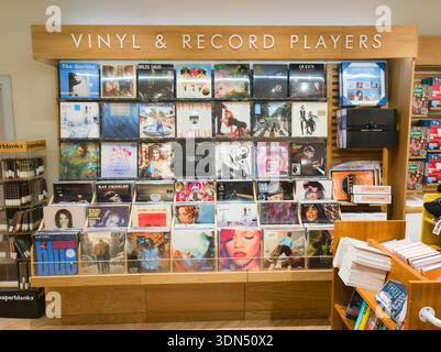 Retro vinyl revival - disques vinyliques LP analogiques et tourne-disques en vente à la librairie Waterstones, Basingstoke, Angleterre Banque D'Images