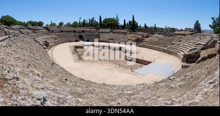 Vue panoramique du théâtre romain de Mérida montrant la cavea semi-circulaire et la zone de scène en Estrémadure, Espagne. Banque D'Images