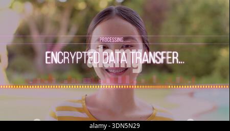 Femme asiatique debout portant un haut rayé jaune et blanc dans la cour arrière, affichant une superposition cryptée Banque D'Images