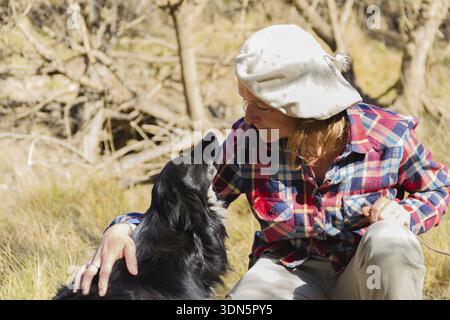 Portrait d'une ouvrière agricole avec son chien, Argentine, Argentine Banque D'Images