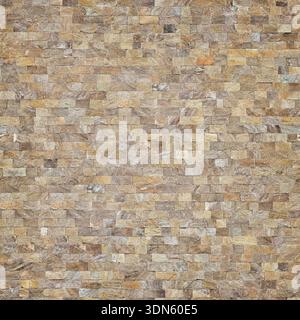 Un fragment des murs de la maison sont recouverts de carreaux de céramique qui imitent la pierre naturelle Banque D'Images
