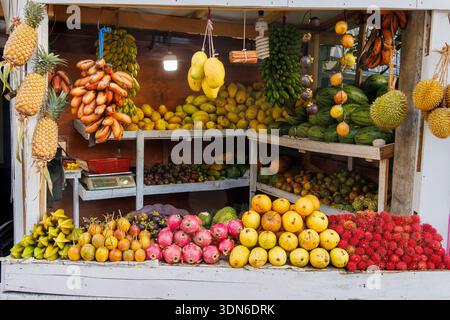 Étal coloré de fruits tropicaux au marché local au Sri Lanka Banque D'Images