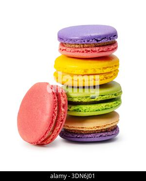 Pile de macarons assortis colorés avec un appuyé contre la pile, isolé sur fond blanc Banque D'Images