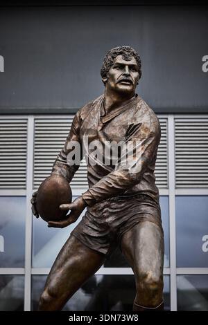 Statue de John Holmes par le sculpteur Steve Winterburn au stade Headingley de Leeds, domicile des Rhinos de Leeds Banque D'Images