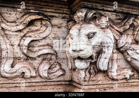 Gros plan d'un relief de pierre de tête de lion sur le Ponte Vittorio Emanuele II, Rome, Latium, Italie Banque D'Images