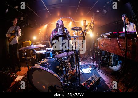 Milan, Italie. 08th Feb, 2026. Le groupe de rock indépendant américain WHITNEY se produit sur scène au Circolo Magnolia lors du « Small Talk UK/eu Tour 2026 ». Crédit : Rodolfo Sassano/Alamy Live News Banque D'Images