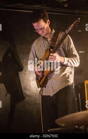 Milan, Italie. 08th Feb, 2026. Le groupe de rock indépendant américain WHITNEY se produit sur scène au Circolo Magnolia lors du « Small Talk UK/eu Tour 2026 ». Crédit : Rodolfo Sassano/Alamy Live News Banque D'Images