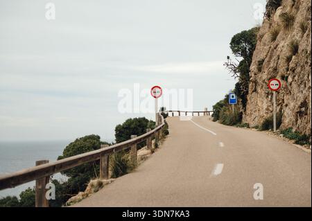 Coastal Cliff Road sur ma-2210 jusqu'à Cap de Formentor, Majorque Banque D'Images