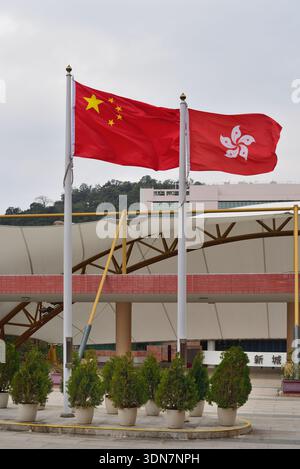 Drapeau national de la Chine et drapeau de la RAS de Hong Kong agitant dans un espace ouvert urbain à Hong Kong Banque D'Images