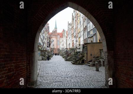 en regardant à travers brama mariacka st marys porte jusqu'à mariacka rue gdansk pologne Banque D'Images