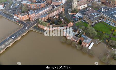 La rivière Severn a éclaté ses rives à Worcester. Certaines parties du Royaume-Uni semblent être trempées par des pluies avec un avertissement jaune pour la pluie émis avant de fortes averses généralisées qui pourraient tremper Londres, le sud-est et le sud-ouest de l'Angleterre et certaines parties du pays de Galles. Date de la photo : lundi 9 février 2026. Banque D'Images