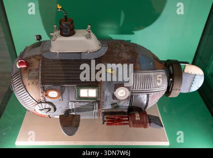 (SOUS EMBARGO jusqu'à 00h01 le 10 février 2026) Young V&A, Bethnall Green, Londres, Royaume-Uni. 9 février 2026. Ouvert le 12 février pour coïncider avec le 50e anniversaire du studio, Inside Aardman explore la narration et l'artisanat qui transportent leurs mondes familiers et fantastiques du carnet de croquis à l'écran. L'exposition emmène les visiteurs dans les coulisses du processus d'animation, du développement d'idées et du storyboard à la modélisation, au tournage et à la production, et à la post-production. Image : extérieur du sous-marin (Wallace et Gromit, Vengeance Most Fowl, 2024). Crédit : Malcolm Park/Alamy Live News Banque D'Images