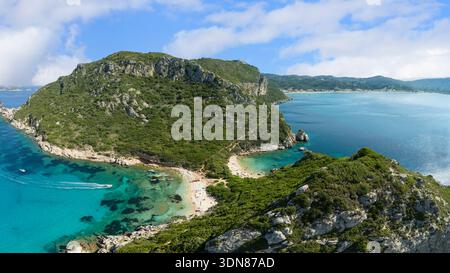Vue aérienne sur la plage de Porto Timoni sur l'île de Corfou. La double baie de Porto Timoni est connue pour son eau bleu turquoise Banque D'Images