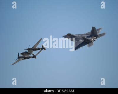 Titre : Lockheed F-22 Raptor et P-38 Lightning Heritage Flight San Diego Banque D'Images