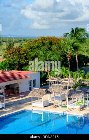 Vue de dessus de la piscine de l'hôtel autour du palmier Banque D'Images