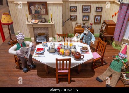 (SOUS EMBARGO jusqu'à 00h01 le 10 février 2026) Young V&A, Bethnall Green, Londres, Royaume-Uni. 9 février 2026. Inaugurée le 12 février pour coïncider avec l'année du 50e anniversaire du studio, l'exposition Inside Aardman explore la narration et l'artisanat qui transportent leurs mondes familiers et fantastiques du carnet de croquis à l'écran. Image : a Familiar Room, salle à manger de Wallace et Gromit, modèle de Wallace et Gromit : Vengeance Most Fowl, 2024. Crédit : Malcolm Park/Alamy Live News. Banque D'Images