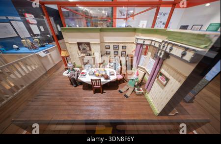 (SOUS EMBARGO jusqu'à 00h01 le 10 février 2026) Young V&A, Bethnall Green, Londres, Royaume-Uni. 9 février 2026. Inaugurée le 12 février pour coïncider avec l'année du 50e anniversaire du studio, l'exposition Inside Aardman explore la narration et l'artisanat qui transportent leurs mondes familiers et fantastiques du carnet de croquis à l'écran. Image : a Familiar Room, salle à manger de Wallace et Gromit, modèle de Wallace et Gromit : Vengeance Most Fowl, 2024. Crédit : Malcolm Park/Alamy Live News. Banque D'Images