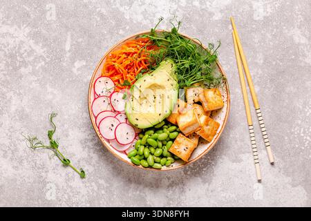 Bol de Bouddha salade asiatique au tofu. Alimentation végétalienne saine, alimentation propre, alimentation. Banque D'Images