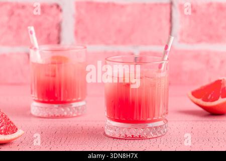 Limonade froide/cocktail de jus de pamplemousse frais, d'alcool et de glaçons. Banque D'Images