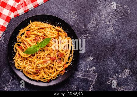 Pâtes maison à la Prorarnara avec pancetta, œufs, parmesan dur et sauce à la crème, vue sur le dessus Banque D'Images