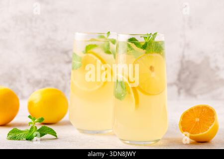 Limonade au citron, à la menthe et aux glaçons en verre, mise au point sélective Banque D'Images