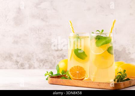 Limonade au citron, à la menthe et aux glaçons en verre, mise au point sélective Banque D'Images