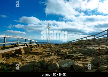 Une croix au sommet de la montagne Tarnica, le plus haut sommet des montagnes polonaises Bieszczady. Banque D'Images