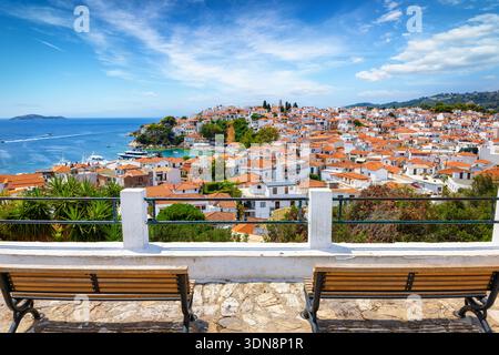 Vue panoramique surélevée sur la ville de l'île de Skiathos, en Grèce, pendant une journée d'été ensoleillée depuis un point de vue populaire Banque D'Images