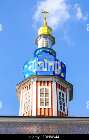 Tour Petrovskaya de la Sainte Dormition Pskovo-Pechersky (grottes de Pskov) monastère contre un ciel bleu Banque D'Images