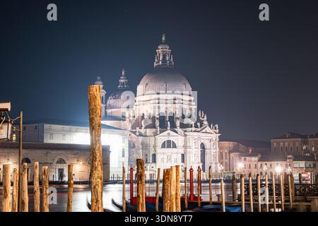 Cathédrale Santa Maria della Salute illuminée la nuit, Venise, Vénétie, Italie Banque D'Images